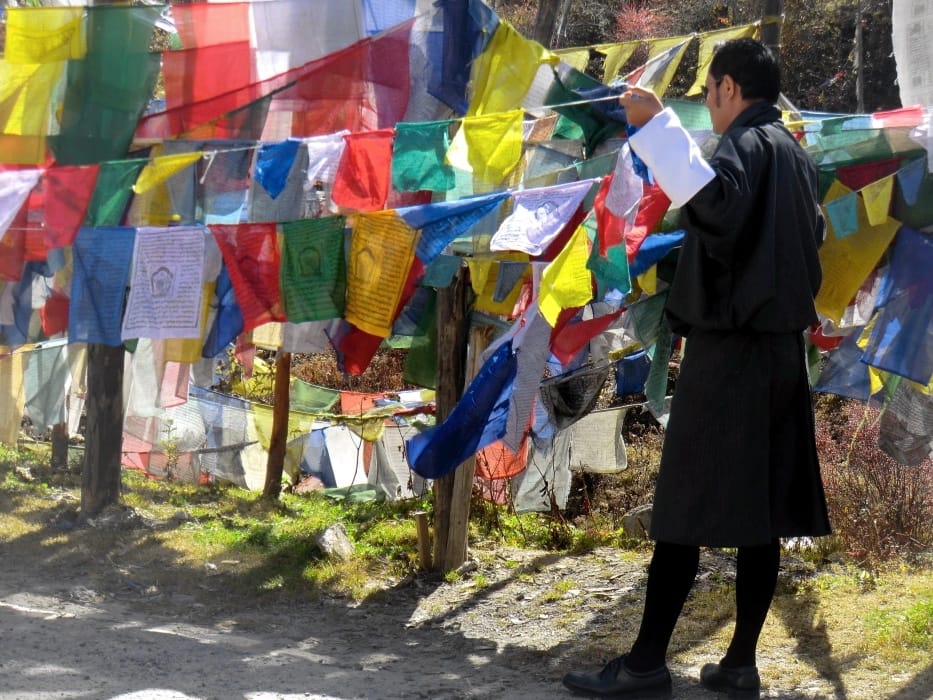 prayer-flags-at-yotongla-pass