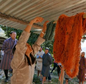 Organisch gefärbte Rohseide-Ballen werden zum Trocknen aufgehangen - Demonstration einer Graswurzel-Kooperative in Rhadi, Ostbhutan