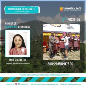 A display of the Snowman Race. On the left is an official passport photo of Tashi as official participant in the women's run in October 2021. In the right half, a second picture integrated into the advertisement shows Tashi in sports dress after crossing the finish line, celebrated and rewarded by the initiators of the Snowman Race. Tashi takes third place in this race